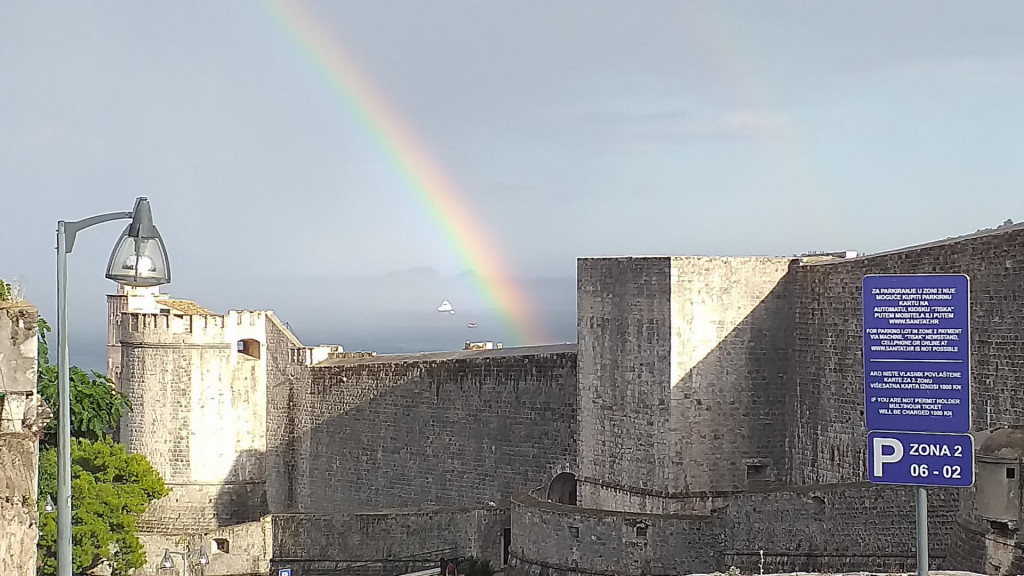 Duga ukrasila nebo iznad Dubrovnika