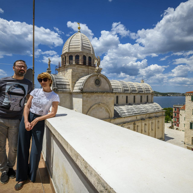 Arhitekti Ivana Lozić i Marko Paić na svojem balkonu s pogledom na katedralu svetog Jakova&lt;br /&gt;
 