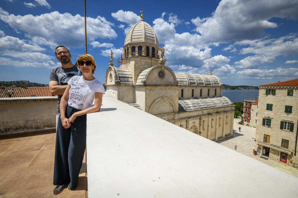 Sibenik, 020620.&lt;br /&gt;
Arhitekti Ivana Lozic i Marko Paic iz arhitetonskog studia 25 zarez 4 mm, na svom balkonu sa pogledom na katedralu Svetog Jakova.&lt;br /&gt;