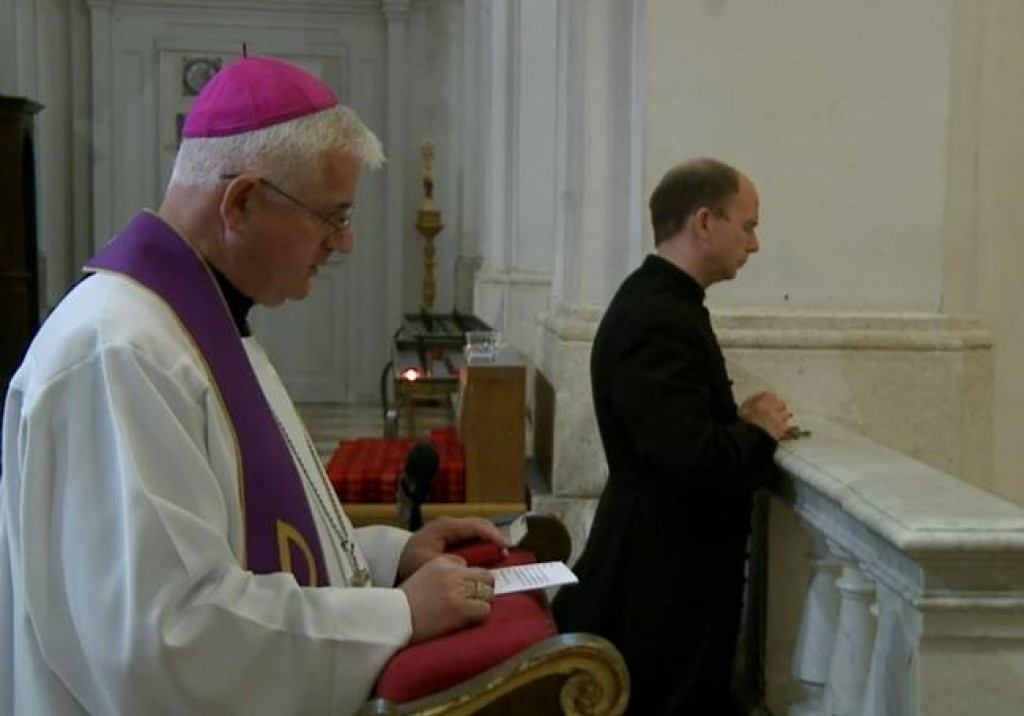 Biskup Mate Uzinić-online misa iz Katedrale