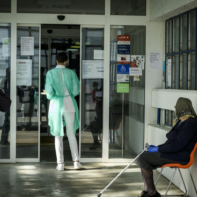 Knin, 240420.&lt;br /&gt;
Ministar zdravstva Vili Beros u posjetu bolnici Hrvatski ponos u vrijeme pandemije koronavirusa.&lt;br /&gt;
Na fotografiji: pacijenti u cekaonici.&lt;br /&gt;