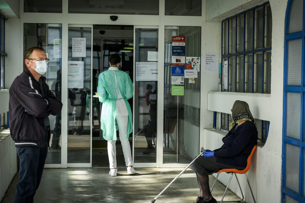 Knin, 240420.&lt;br /&gt;
Ministar zdravstva Vili Beros u posjetu bolnici Hrvatski ponos u vrijeme pandemije koronavirusa.&lt;br /&gt;
Na fotografiji: pacijenti u cekaonici.&lt;br /&gt;