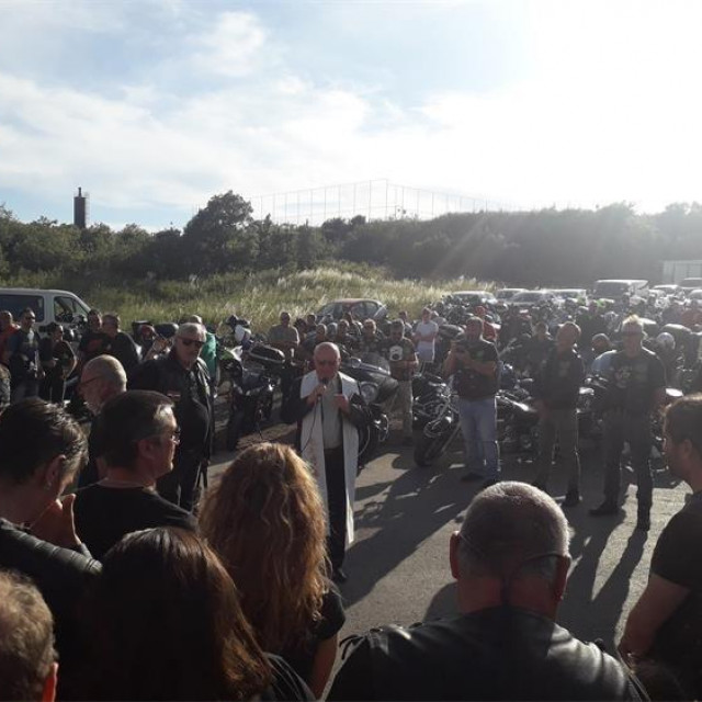 I policijski službenici Postaje prometne policije Dubrovnik prisustvovali su blagoslovu motocikala koje je organizirao MK „Dvije rote“ iz Konavala
