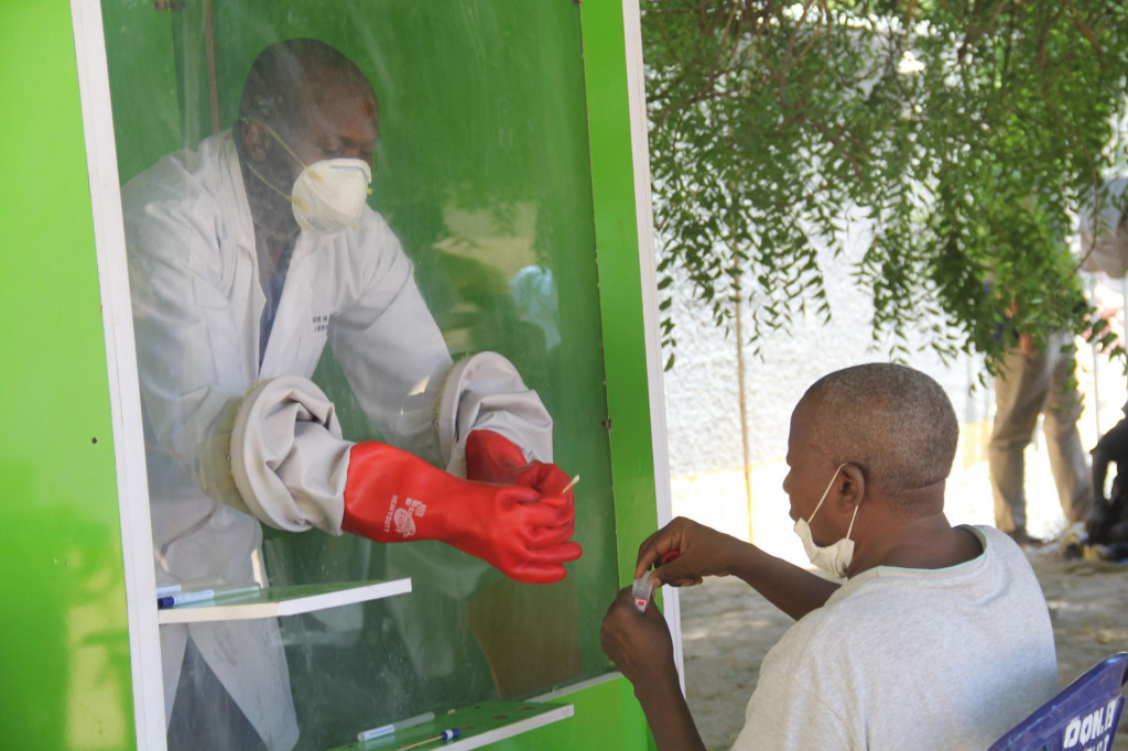 Testiranje na koronavirus ispred jedne od nigerijskih bolnic