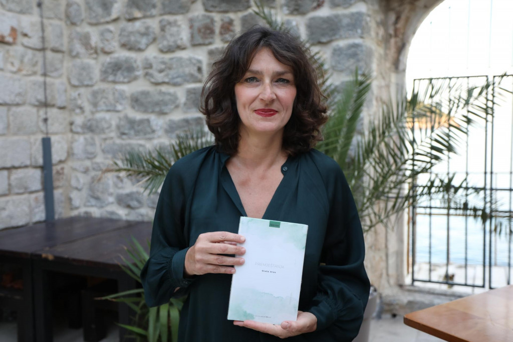 Pjesnikinja Staša Aras u Art radionici Lazareti predstavila je novu i treću zbirku pjesama ”Premještanja”