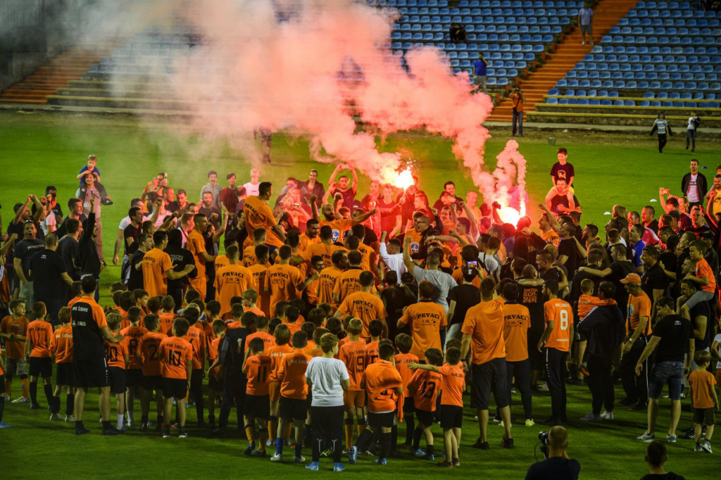 &lt;br /&gt;
Proslava ulaska HNK Sibenik u Prvu HNL na kojoj igraci i navijaci zajedno slave na travnjaku stadiona.&lt;br /&gt;
 