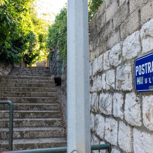U srijedu,  3. lipnja, u 23.05 sati u obiteljskoj kuci u Postranjskoj ulici u Dubrovniku 37-godisnjak je iz vatrenog oruzja pucao u roditelje
