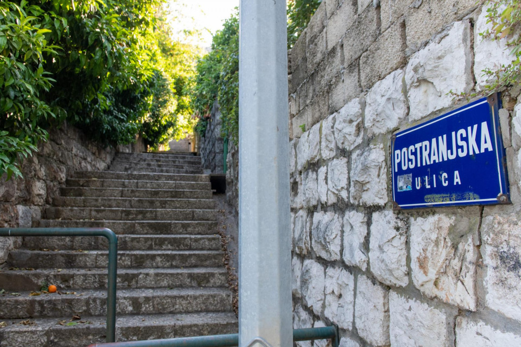 U srijedu,  3. lipnja, u 23.05 sati u obiteljskoj kuci u Postranjskoj ulici u Dubrovniku 37-godisnjak je iz vatrenog oruzja pucao u roditelje