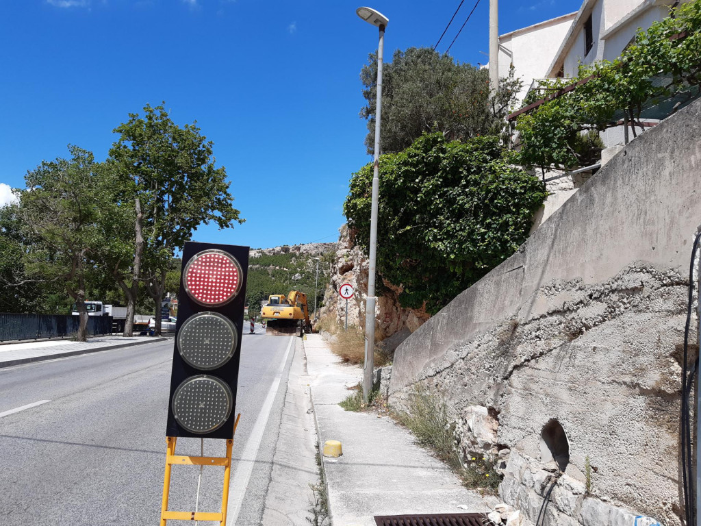 Da je turistička godina imalo normalna, ispred ovog semafora već bi se stvarale duge kolone vozila
