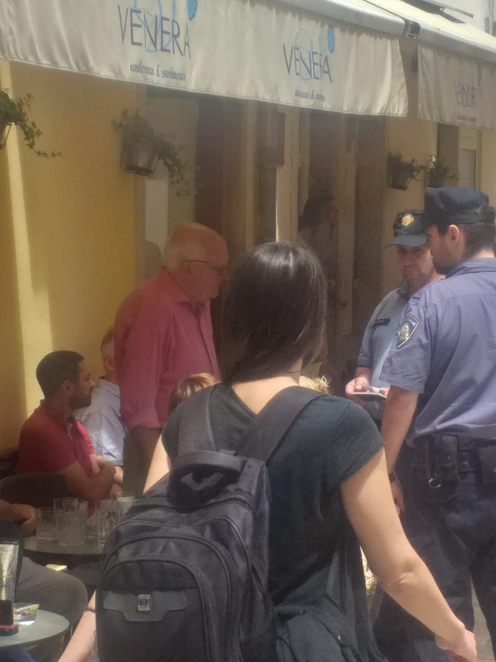 Zvonimir Vrančić ispred kafića Toni s policijom