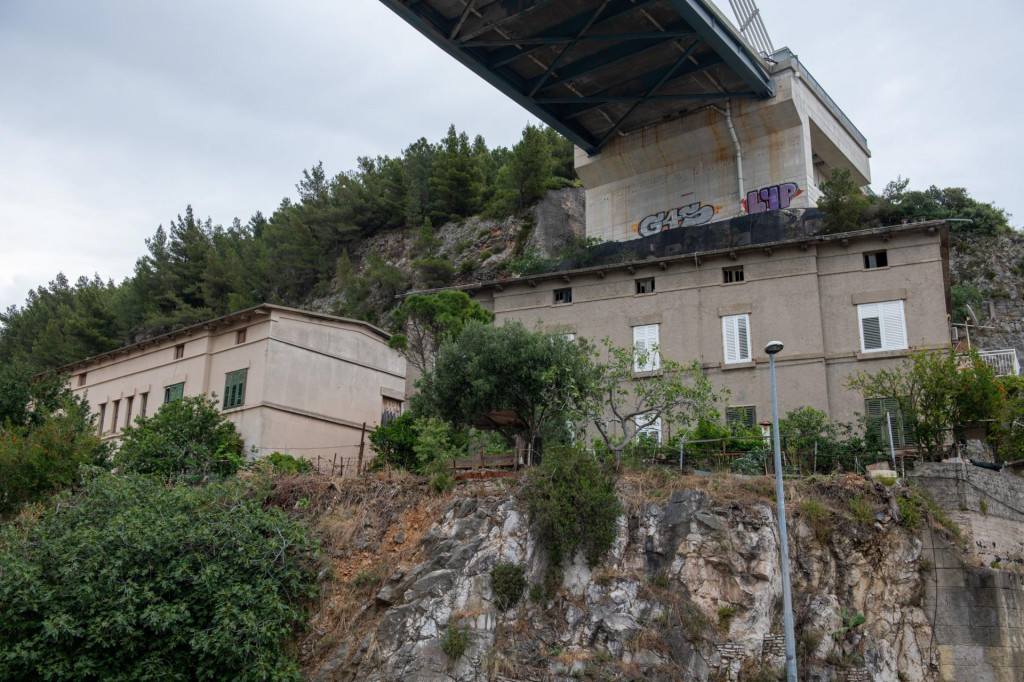 Željeznička zgrada ispod Mosta dr Franja Tuđmana namijenjena je beskućnicima i drugima u socijalnoj potrebi