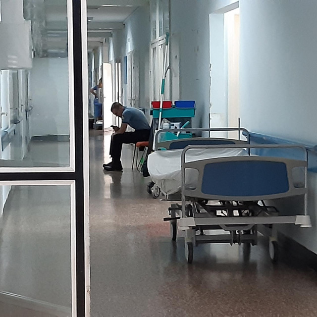 Jozu Čabraju jedan policajac čuva ispred vrata bolničke sobe, dok je drugi na balkonu