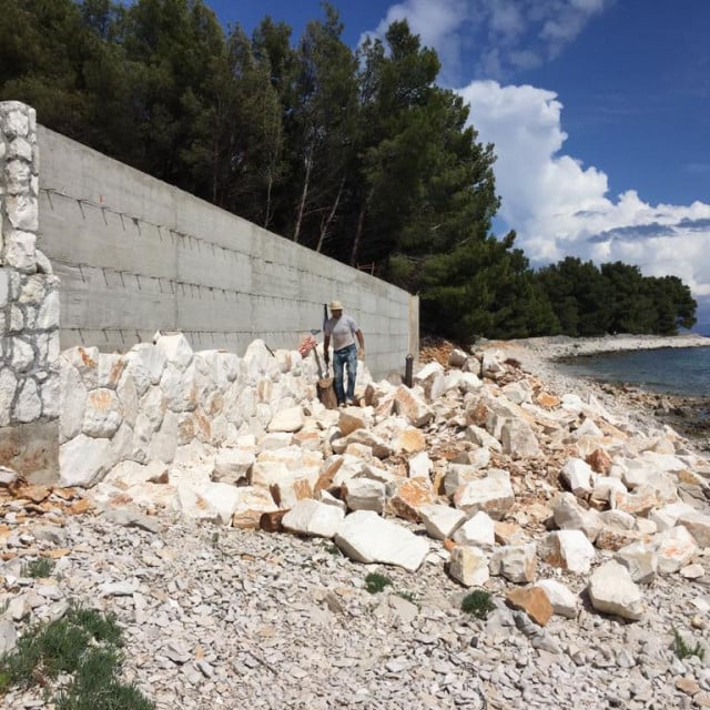 Visoki zid betonira se na plaži