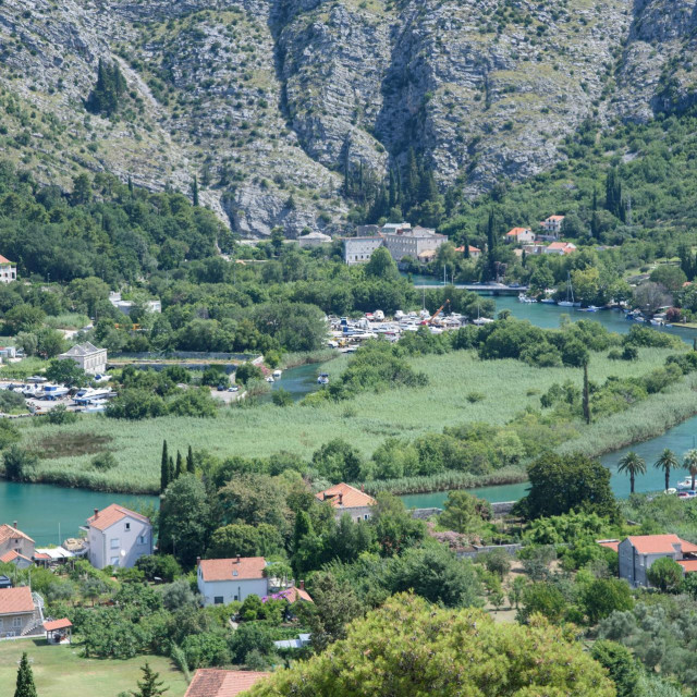Neobrađenog poljoprivrednog zemljišta najviše je na području Rijeke dubrovačke, Elafita, Gornjih sela