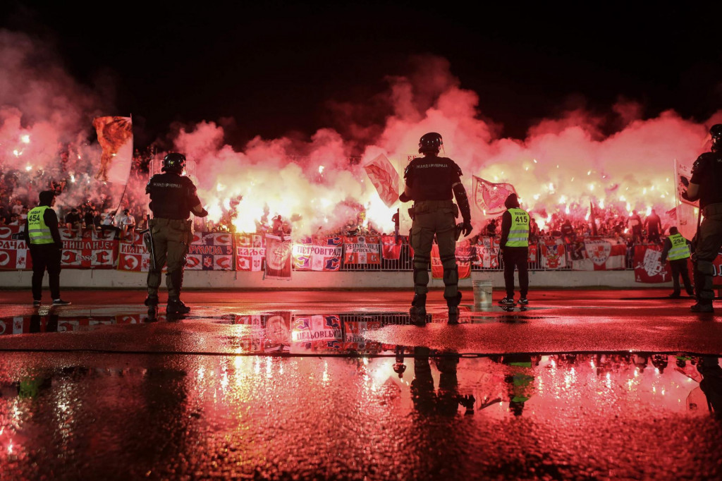 Prizor s utakmice između Zvezde i Partizana na kojoj se okupilo oko 20 tisuća gledatelja. Maske su nosili jedino - policajci...