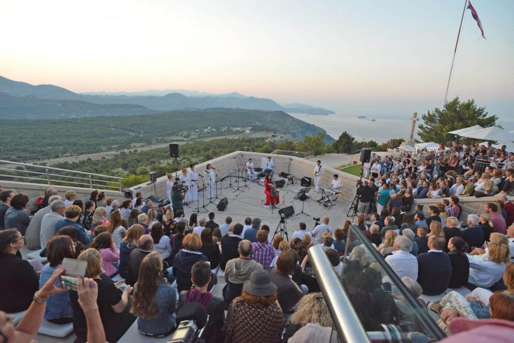 Dubrovnik, 21.06.2017. Ana Rucner - Pozdrav ljetu - koncert na Srdju Photo by Zeljko Tutnjevic - ++385 95 903 1000