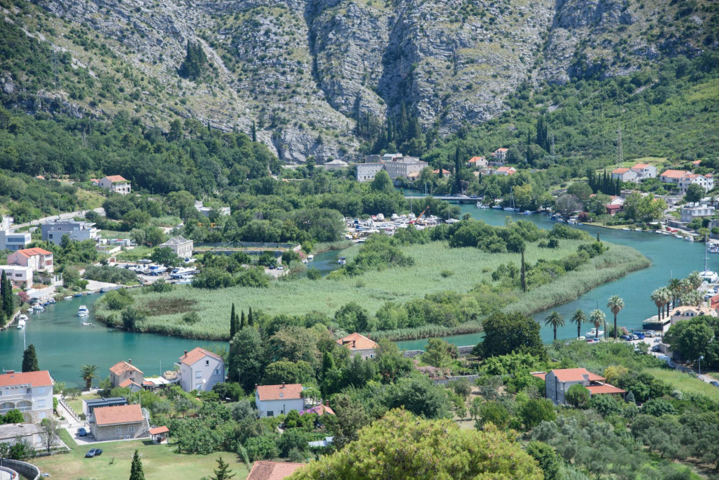 Neobrađenog poljoprivrednog zemljišta najviše je na području Rijeke dubrovačke, Elafita, Gornjih sela
