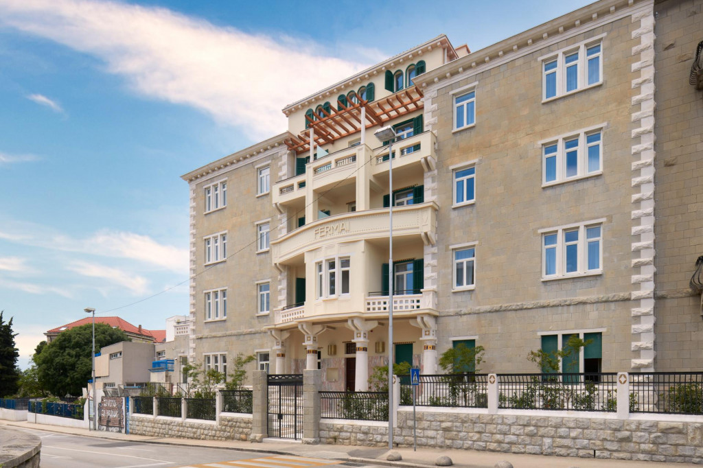 Hotel Fermai smješten je u nekašnjoj zgradi Rektorata Sveučilišta u Splitu