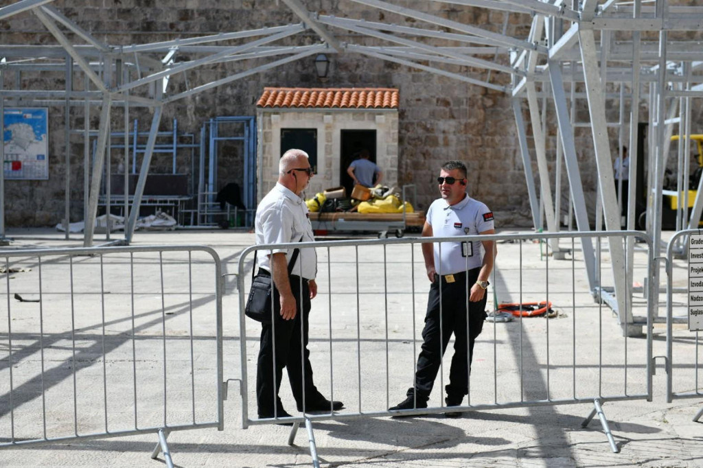 Županijska lučka uprava Dubrovnik zaustavila je radove na postavljanju Hajdarhodžićevih nadstrešnica