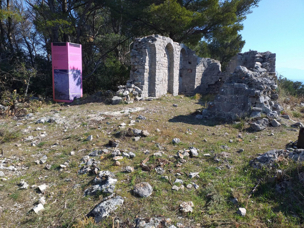Ostaci predromaničke crkvice sv. Vida na Humu kod Vrbanja