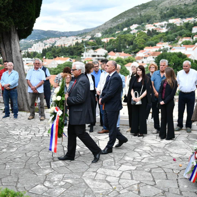 Polaganjem vijenaca predstavnici Udruge antifašista Dubrovnik odali su počast poginulim borcima