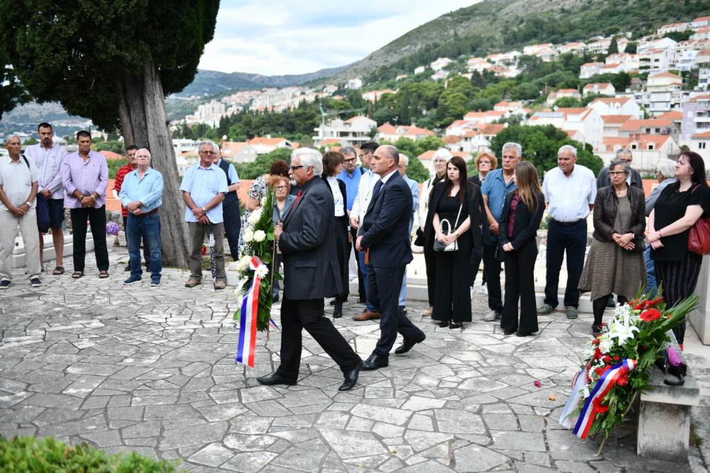 Polaganjem vijenaca predstavnici Udruge antifašista Dubrovnik odali su počast poginulim borcima