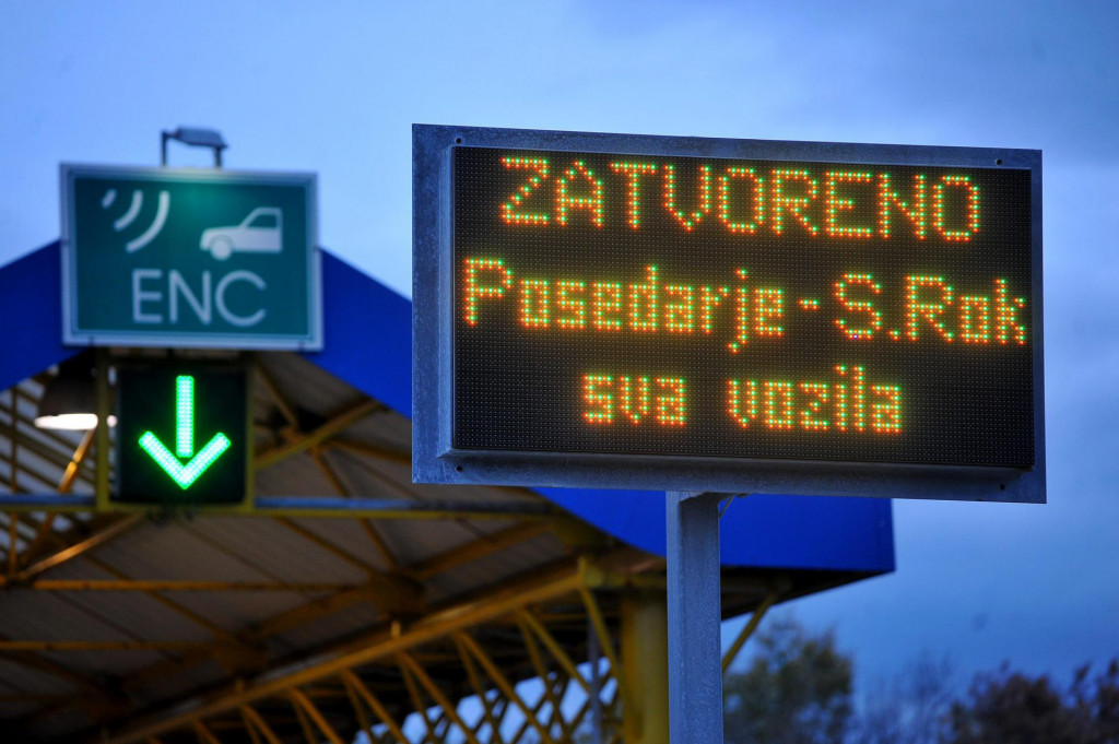 Posedarje, Zadar, 141117.&lt;br /&gt;
Dionica autoceste A1 izmedju cvorova Maslenica i Sv. Rok je zbog jake bure od jutra zatvorena za sav promet.&lt;br /&gt;
Na fotografiji: naplatne postaje u Posedarju.&lt;br /&gt;