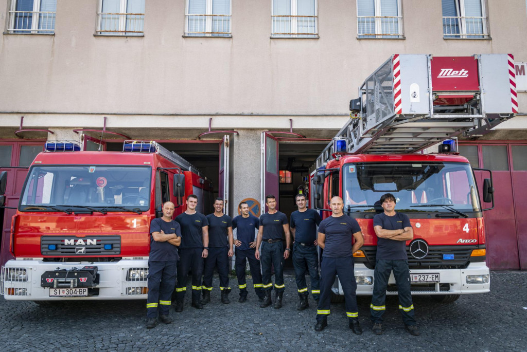 Javna vatrogasna postrojba Šibenik zapošljava 62 djelatnika, od kojih je 56 operativnih profesionalnih vatrogasaca, najveća je i najbrojnija u Šibensko-kninskoj županiji