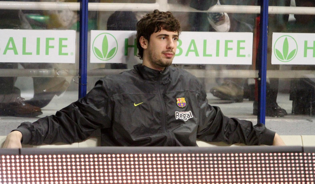 Ante Tomić, košarkaš Barcelone na klupi u Sieni 2013. godine. Zbog ozljede propustio je euroligaški ogled protiv Montepaschija foto: Tonči Vlašić