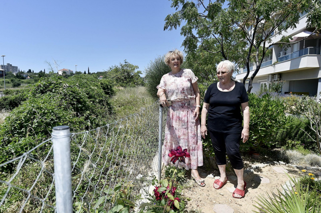 Predstavnica stanara Mirjana Burger i Anka Korda pored ograde koja dijeli njihovo dvorište od parcele