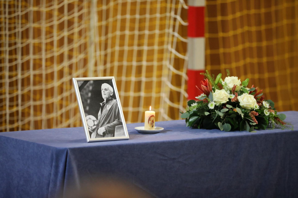 Uspomena na Sinišu Bačića - slika, svijeća i cvijeće ispred gola u Sportskoj dvorani u Gospinom polju foto: Božo Radić/HANZA Media
