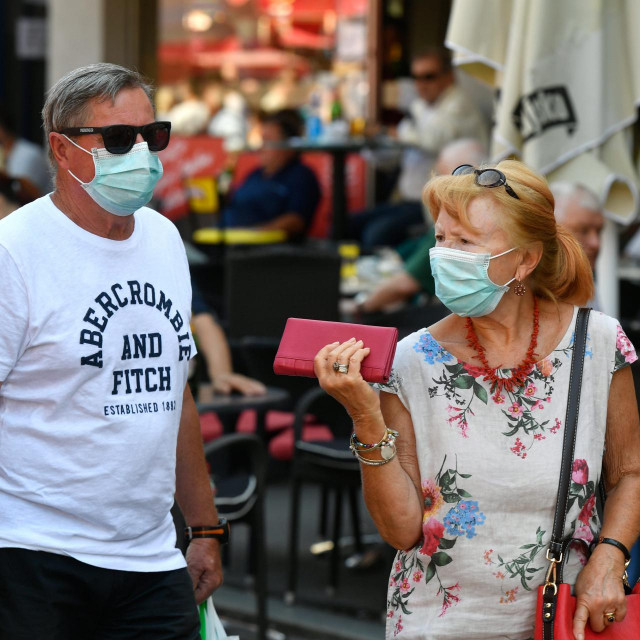 Zagreb, 270620.&lt;br /&gt;
Centar grada.&lt;br /&gt;
Zbog povecanja broja zarazenih koronavirusom gradjani su poceli sve vise nositi maske i na otvorenom prostoru.&lt;br /&gt;
