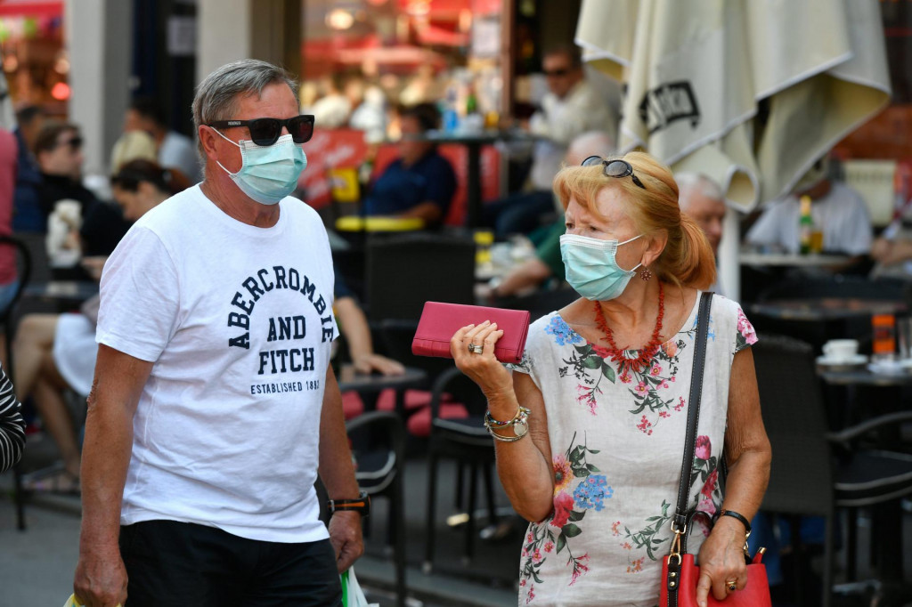 Zagreb, 270620.&lt;br /&gt;
Centar grada.&lt;br /&gt;
Zbog povecanja broja zarazenih koronavirusom gradjani su poceli sve vise nositi maske i na otvorenom prostoru.&lt;br /&gt;
