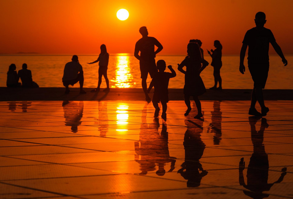 Zalazak sunca sa Poluotoka ispratili brojni Zadrani i njihovi gosti.&lt;br /&gt;
Na fotografiji: uživanje u zalasku sunca sa zadarske rive