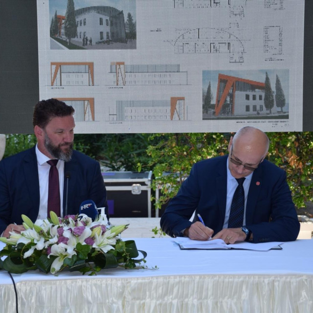 Potpisana je suradnja Grada Korčule i Sveučilišta u Dubrovniku za studije Nautike, Brodostrojarstva i Poslovne ekonomije smjer Turizam, između gradonačelnika Korčule Andrije Fabrisa i rekotora UNIDU-a Nikše Buruma.