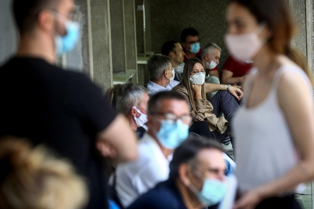 Natiskani Beograđani pred Infektivnom klinikom