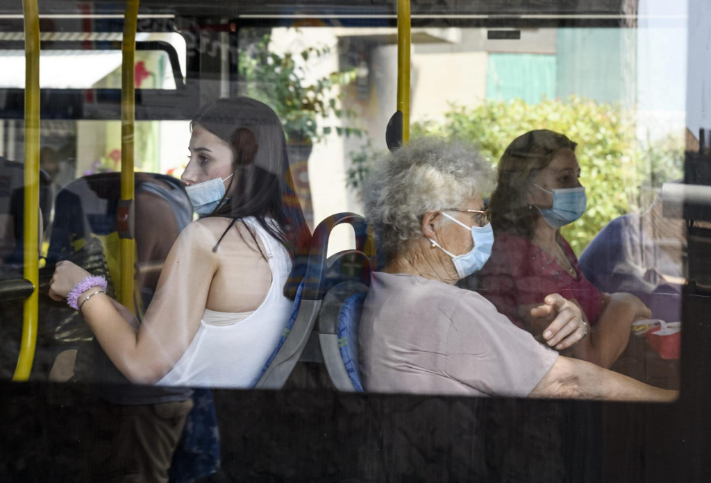 Sibenik, 250620.&lt;br /&gt;
Putnici i vozaci u autobusima nose zastitne maske&lt;br /&gt;