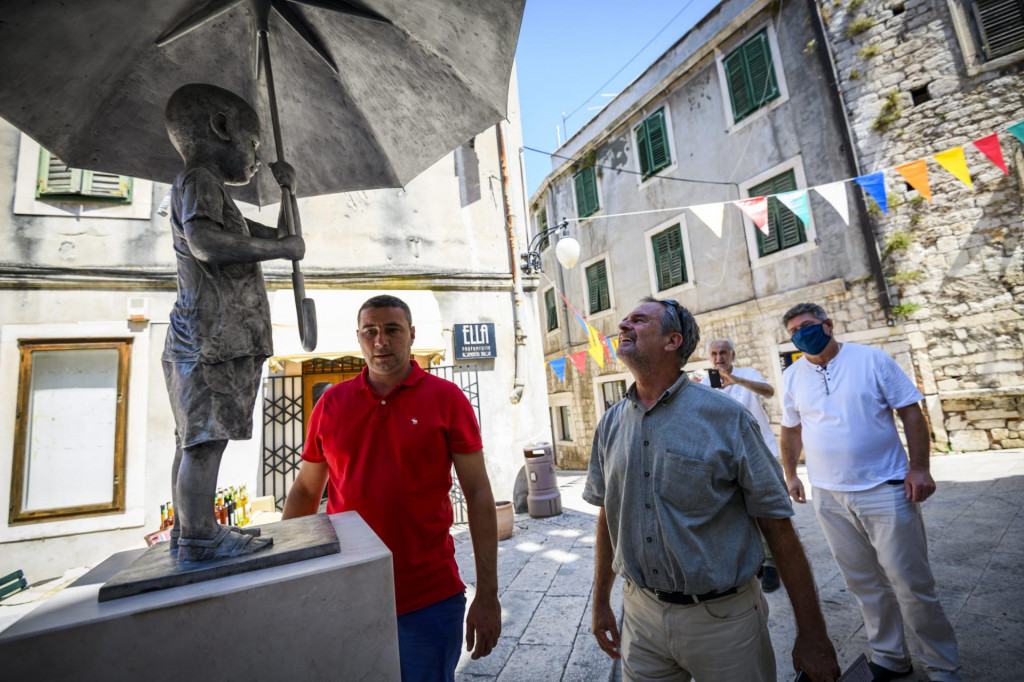 Djelatnici ljevanovice Ujević  u petak, 3.srpnja postavili su kip ”Dječak sa kisobranom”, rad akademskog kipara Kazimira Hraste, na trg ispred crkve sv. Barbare&lt;br /&gt;
 