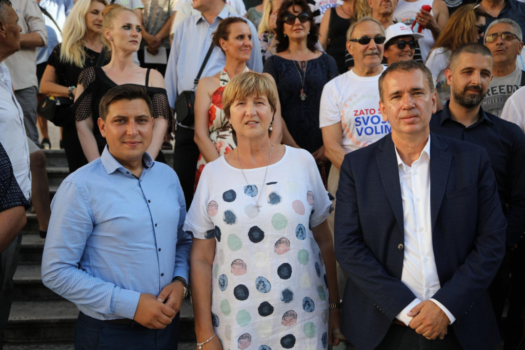 Kandidati Domovinskog pokreta Ruža Tomašić i Robert Pauletić na druženju s građanima u Dubrovniku