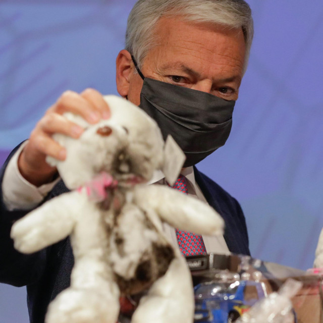 Didier Reynders iz Europske komisije pokazuje na konferenciji u Bruxellesu opasne proizvode među igračkama