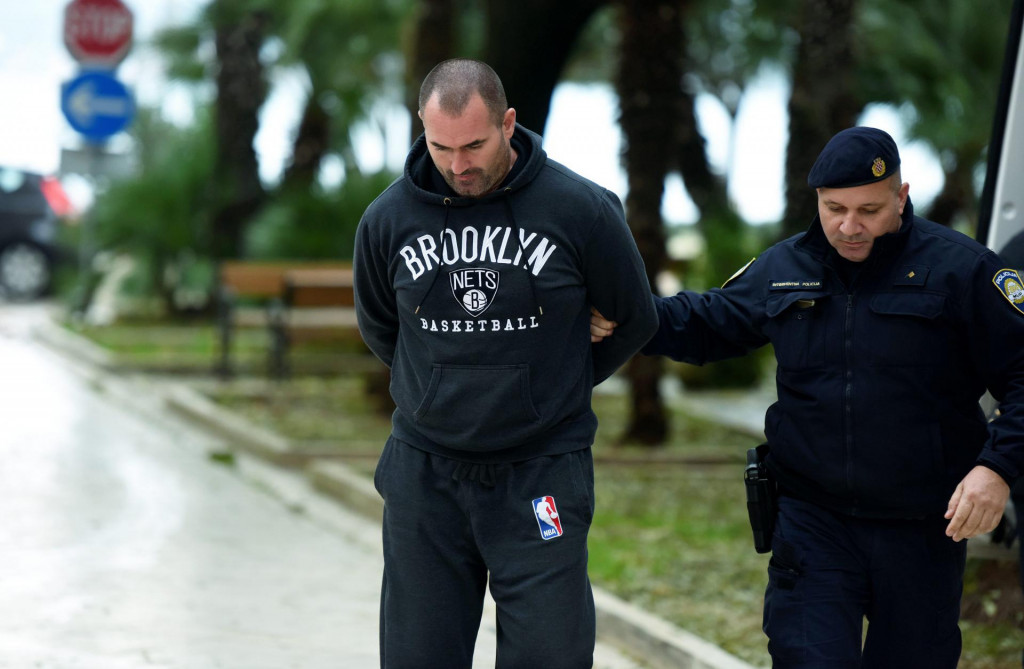 Vlasnik BMW-ovog autosalona Mišel Pavlović prilikom uhićenja zbog šverca oružja. &lt;br /&gt;
 