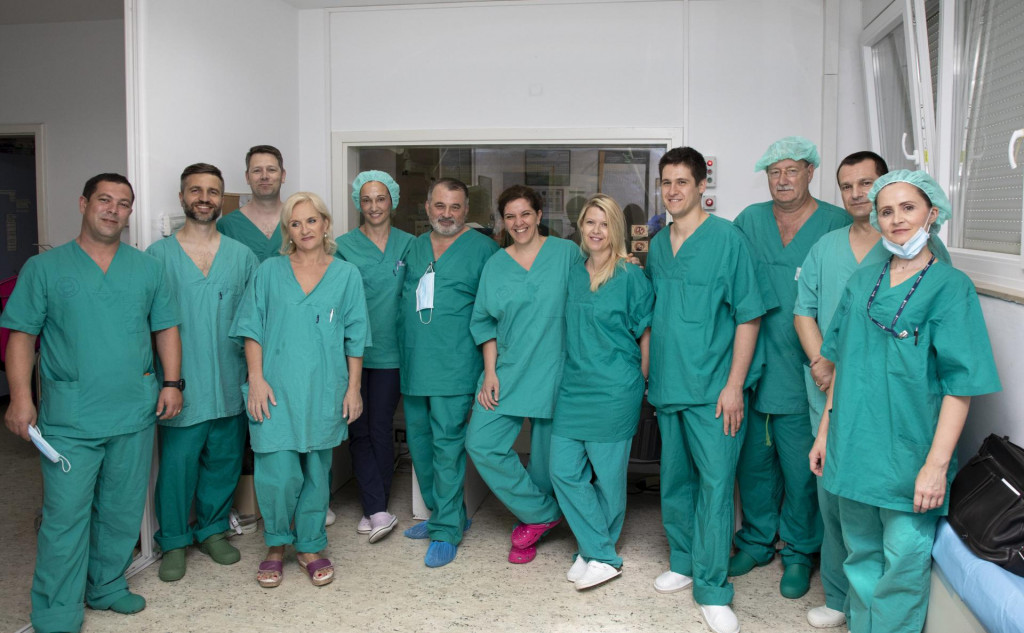 Operacijski tim nakon uspješno završenog zahvata na dvjema pacijenticama