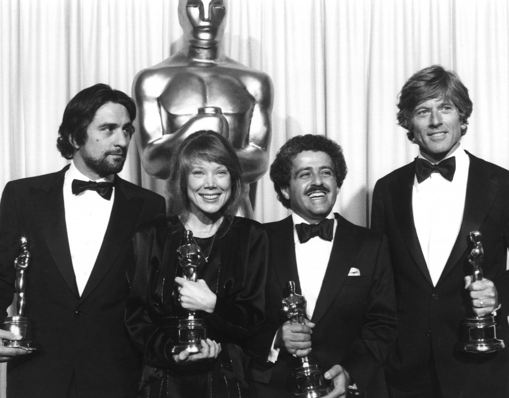 Slavodobitnici Oscara 1981. godine: Robert De Niro s kipićem za &amp;#39;Razjarenog bika&amp;#39;, Sissy Spacek za &amp;#39;Rudarevu kći&amp;#39;, te Ronald Schwary i Robert Redford za &amp;#39;Obične ljude&amp;#39;