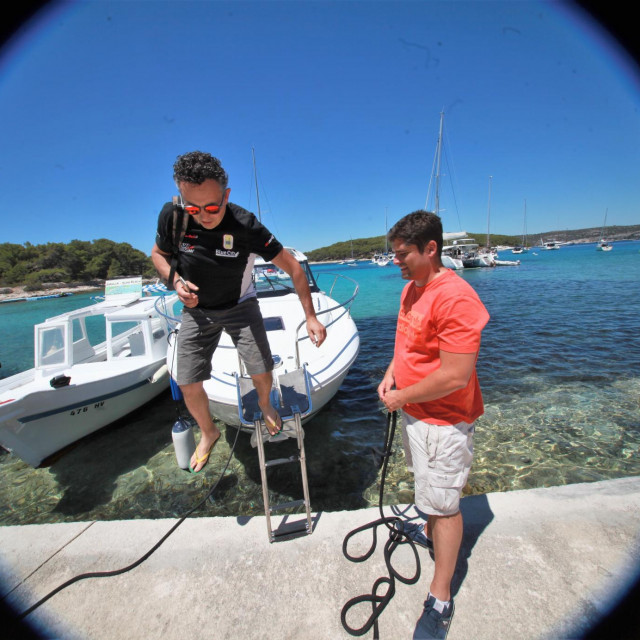 &amp;#39;Desant&amp;#39; na Paklene otoke - skok Christiana Merlija, Žarko Knego čeka da dvostruki europski prvak napusti brod kako bi ga mogao privezati foto: Tonči Vlašić