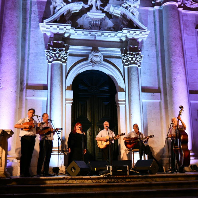 Koncert Klape Ragusa ispred crkve sv. Vlaha