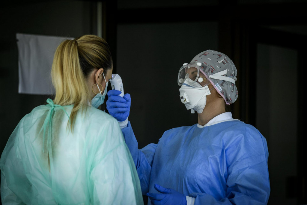 Knin, 240420.&lt;br /&gt;
Ministar zdravstva Vili Beros u posjetu bolnici Hrvatski ponos u vrijeme pandemije koronavirusa.&lt;br /&gt;
Na fotografiji: provjera temperature.&lt;br /&gt;