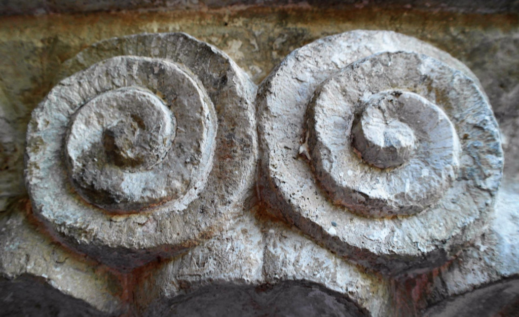 Fra Stipe Nosić ističe kako je u klaustru Male braće isklesano više različitih simbola spirale- kapitel 21