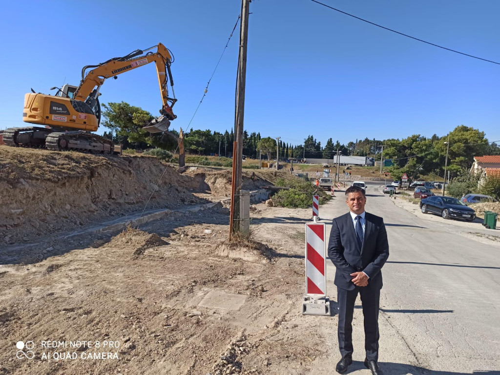 Predsjednik Gradskog kotara Mejaši Vice MIhanović uz gradilište u Lovrinačkoj ulici 
