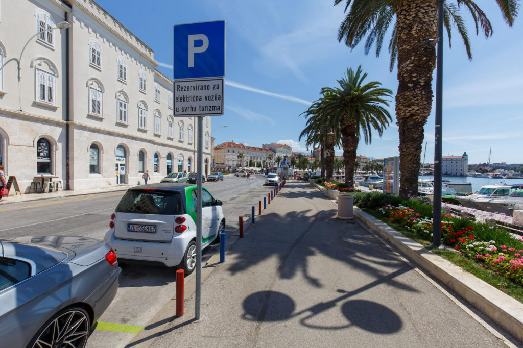 Prometni znak i nejasna obavijest kome su namijenjena parkirna mjesta na Trumbićevoj obali