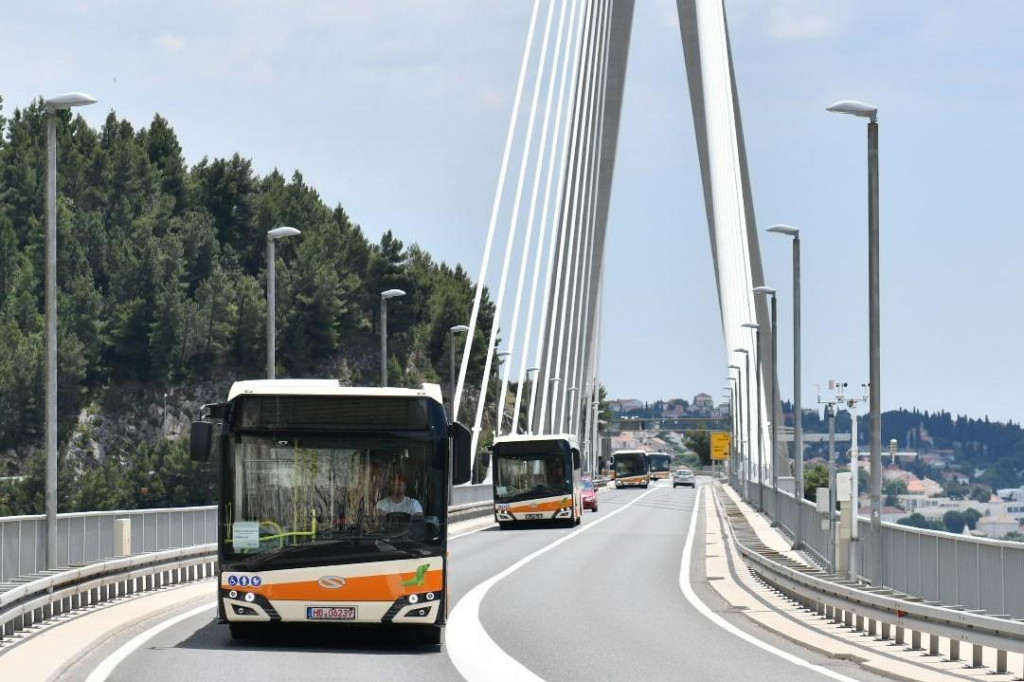 Novi Libertasovi autobusi, most preko Rijeke dubrovačke